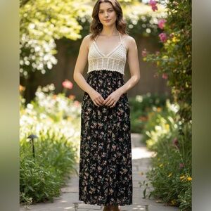 Chic Crochet Bodice Floral Maxi Dress